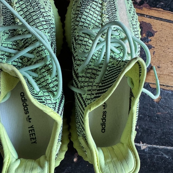 Men's adidas Yeezy Boost 350 V2 size 9 Neon Green - AUTHENTIC! - Picture 5 of 11